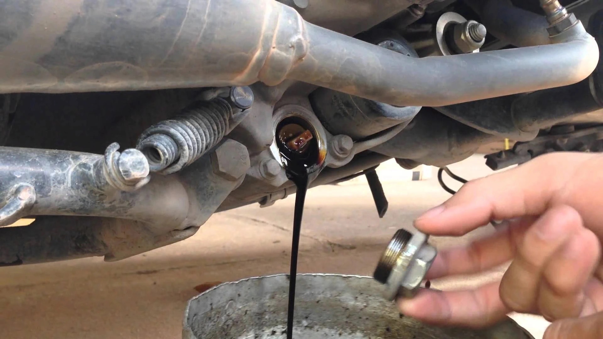 Rủi ro khi thay dầu nhớt tại các tiệm rửa xe máy